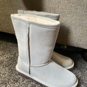 Bearpaw light gray shirt boots